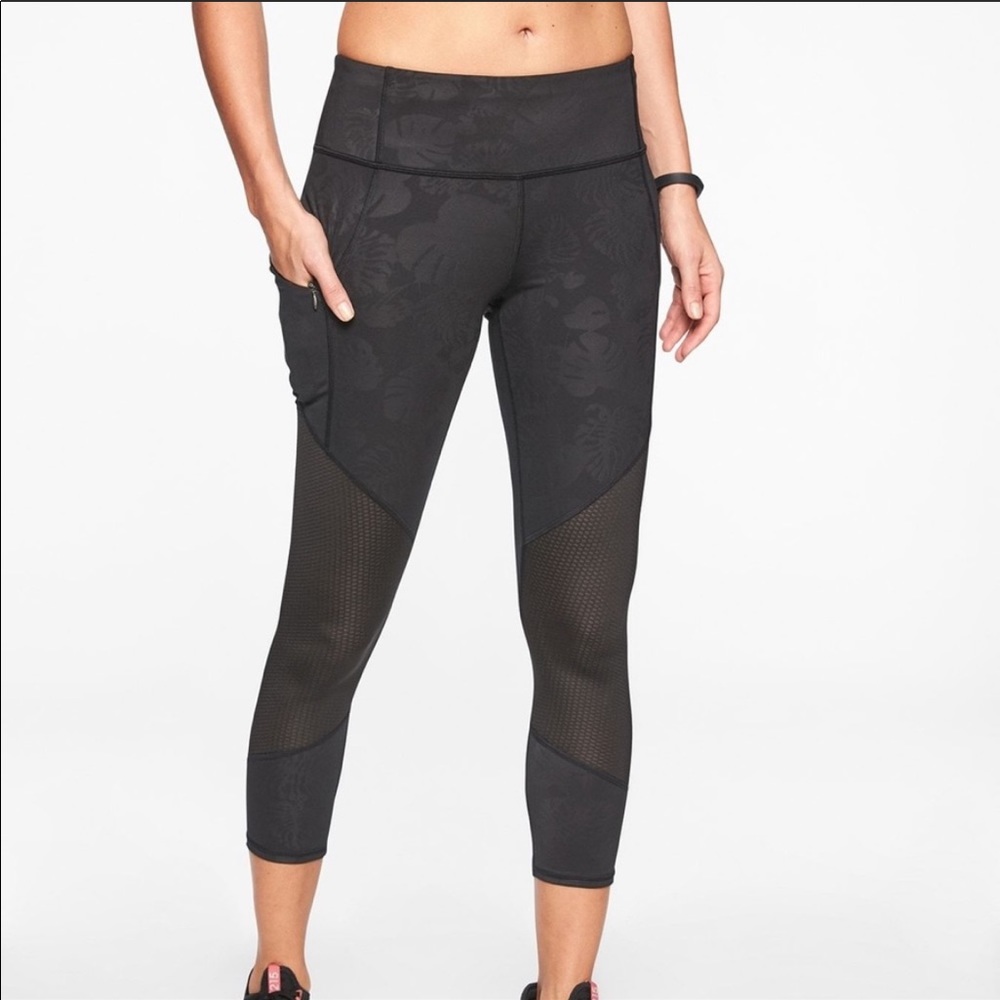 Athleta Palm Contender Black Capri - Size XS